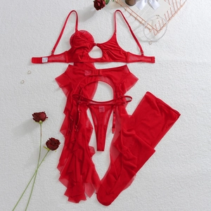 Ensemble de lingerie en maille rouge avec dentelle florale et volants sur fond peluche