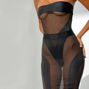 Dettaglio del patchwork in mesh nero trasparente su un body sexy senza spalline