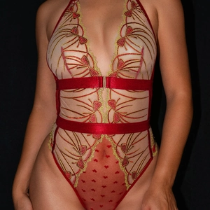 Détail du body en résille rouge avec broderie papillon et maille à motif cœur