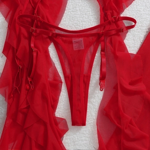 Vue détaillée de l'ensemble de lingerie en maille rouge avec volants et porte-jarretelles