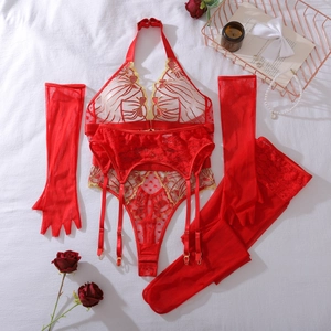 Ensemble de lingerie en dentelle rouge avec broderies florales et bas sur tissu blanc