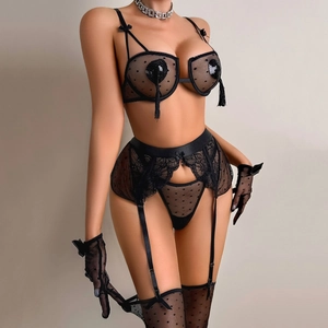 Dettaglio completo intimo in pizzo trasparente con paillettes e guanti in rete neri