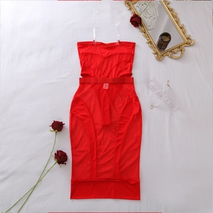 Dettaglio dell'abito rosso in mesh patchwork con cintura e accessori di perle