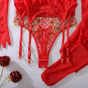 Ensemble de lingerie en dentelle rouge avec broderie coeur et bas résille assortis à plat