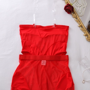 Dettaglio in piano di un body in rete trasparente rossa con vita elastica e patchwork