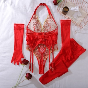 Détails d'un ensemble de lingerie en dentelle rouge avec gants en résille et bas assortis