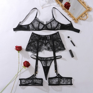 Vue à plat d'un ensemble de lingerie en dentelle noire avec porte-jarretelles