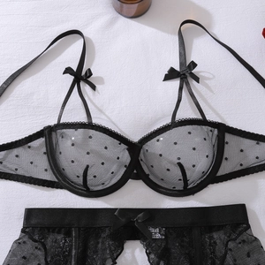 Dettaglio reggiseno in mesh trasparente a pois con fiocchi e pizzo delicato