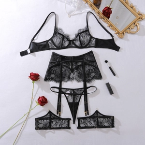 Mise à plat de l'ensemble de lingerie en dentelle noire avec motifs floraux et boucles