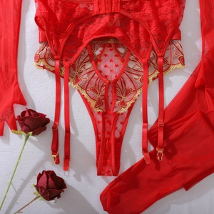 Détails de l'ensemble de lingerie en dentelle rouge avec broderie cœur et bas résille