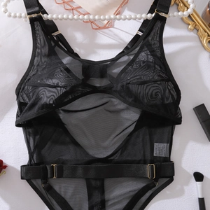 Gros plan détaillé du body en maille transparente noire avec garnitures dorées et perles