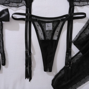 Dettaglio del set lingerie in pizzo nero con fiocco in raso ed etichetta taglia S