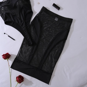 Piatto di body in rete nera e set di gonne coordinate con accessori di moda femminili
