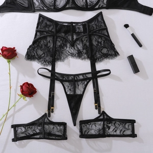 Vue à plat d'un ensemble jarretière en dentelle noire avec string et boucles dorées