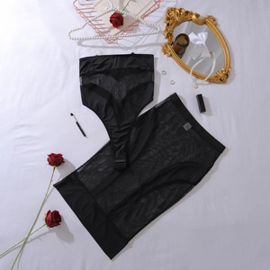 Set body e gonna in rete nera con spalline trasparenti e decorazione di rose rosse