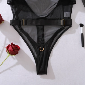 Détail d'un body en maille noire transparente avec anneaux dorés et sangles décoratives