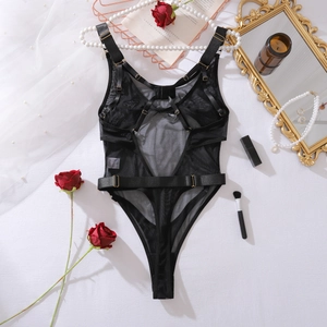 Détail macro d'un body en résille noire avec lanières et boucles dorées