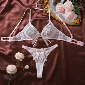 Détails de l'ensemble de lingerie en dentelle florale sur fond de soie élégant