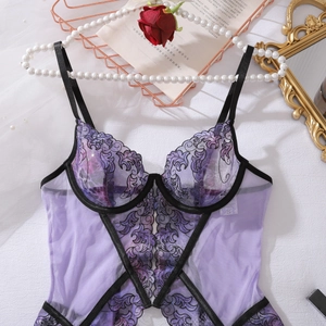 Dettaglio di lingerie in mesh viola trasparente con ricamo floreale ed etichetta taglia S