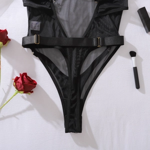 Mise à plat de body en maille noire avec ceinture en soie, pétales de rose et maquillage