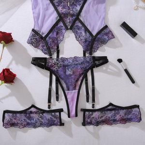 Set lingerie in pizzo ricamato viola con rose e accessori eleganti in vista piana