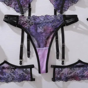 Dettaglio del set lingerie in pizzo viola con ricami raffinati e finiture metalliche