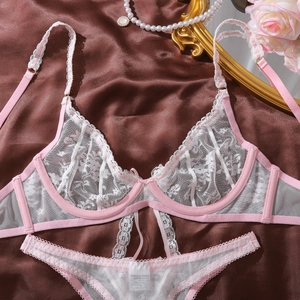 Détail d'un ensemble de lingerie en dentelle rose avec soutien-gorge à armatures