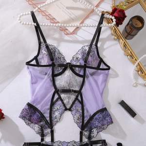 Dettaglio del ricamo in pizzo viola e del mesh trasparente su questo set lingerie