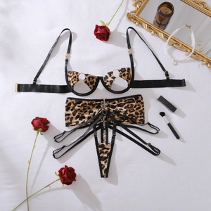 Détails macro de l'ensemble de lingerie léopard avec anneaux dorés et lanières croisées