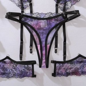 Dettaglio del set lingerie viola con mesh trasparente e ricami floreali eleganti