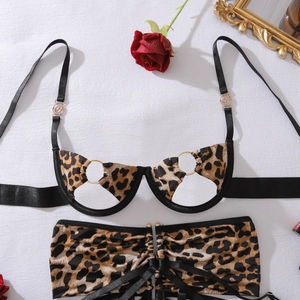 Détail de lingerie léopard avec boucles métalliques dorées et design à brides
