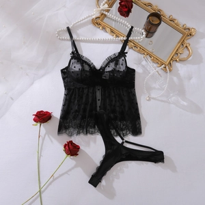 Set lingerie in pizzo nero trasparente con motivo a cuori e decorazioni di perle