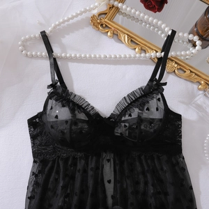 Dettagli di lingerie in pizzo nero trasparente con cuori e accessori in perle eleganti