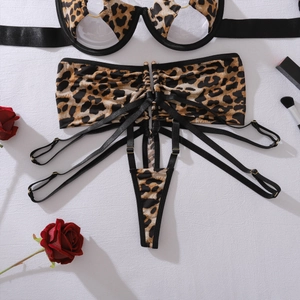 Détail à plat d'un ensemble de lingerie léopard avec lanières et boucles dorées
