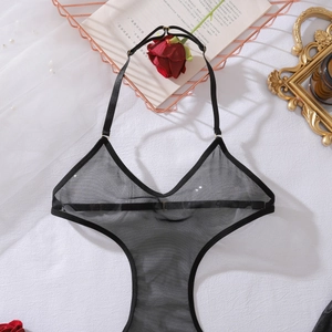 Détail du body en résille noire avec bride licou et boucles de réglage dorées élégantes