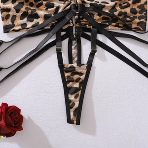Détail d'un ensemble lingerie léopard avec lanières noires et boucles métalliques