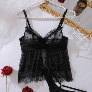 Dettaglio del babydoll in pizzo nero trasparente con stampa a cuore e ruches