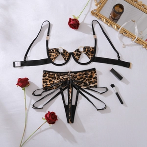 Vue détaillée d'un ensemble de lingerie léopard avec boucles en métal et lanières