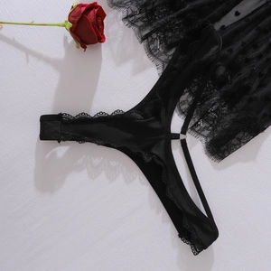 Dettaglio macro di pizzo a ciglia e mesh con cuori su completo intimo nero