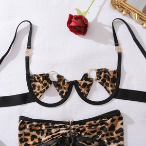 Détail d'un ensemble de lingerie léopard avec anneaux dorés et bonnets ouverts