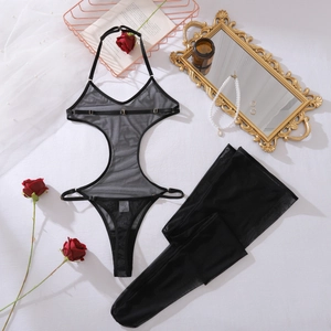 Détail de lingerie résille noire avec col licou et bas assortis sur fond élégant