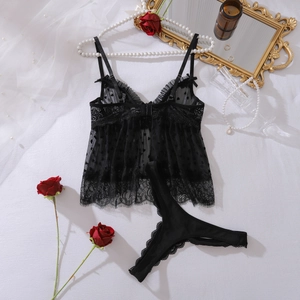 Dettaglio del set lingerie in pizzo nero con fiocco e decorazioni floreali