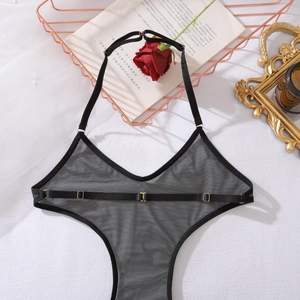 Détail de lingerie en maille transparente avec boucles dorées et bordures en satin noir