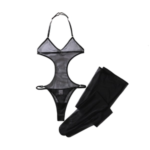 Ensemble de lingerie en résille noire avec body dos nu et mini-jupe assortie