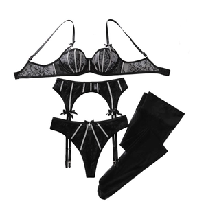 Sexy zwarte kanten lingerieset met zilveren strepen, jarretelgordel en kousen