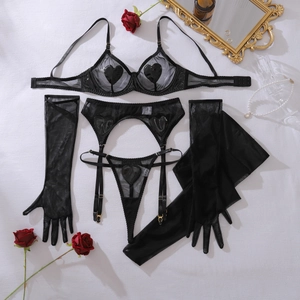 Ensemble de lingerie en résille noire avec cœurs en similicuir et gants