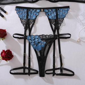 Broderie plume de paon détaillée sur porte-jarretelles noir et ensemble de tanga