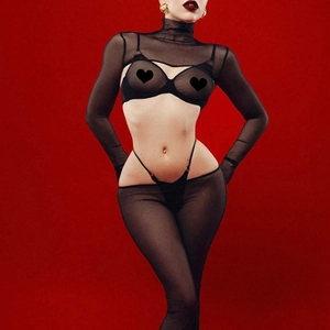 Détail d'un body en maille noire transparente avec col montant et pantalon assorti