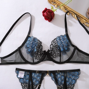 Détails de la broderie de paon sur cet ensemble de lingerie en dentelle noire et tulle
