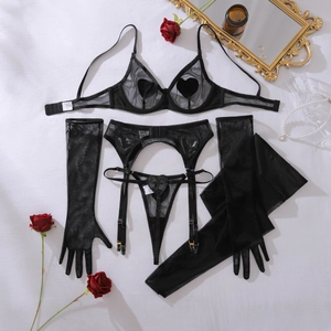 Ensemble de lingerie en résille avec cœurs, porte-jarretelles et gants longs